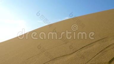 沙子落在沙漠里